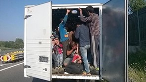 Πρόσφυγες βρέθηκαν κλειδωμένοι σε νταλίκα - ψυγείο στην ΠΑΘΕ Λάρισας
